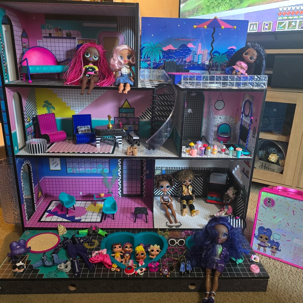 L.O.L. Surprise! Colorful Dollhouse with Dolls